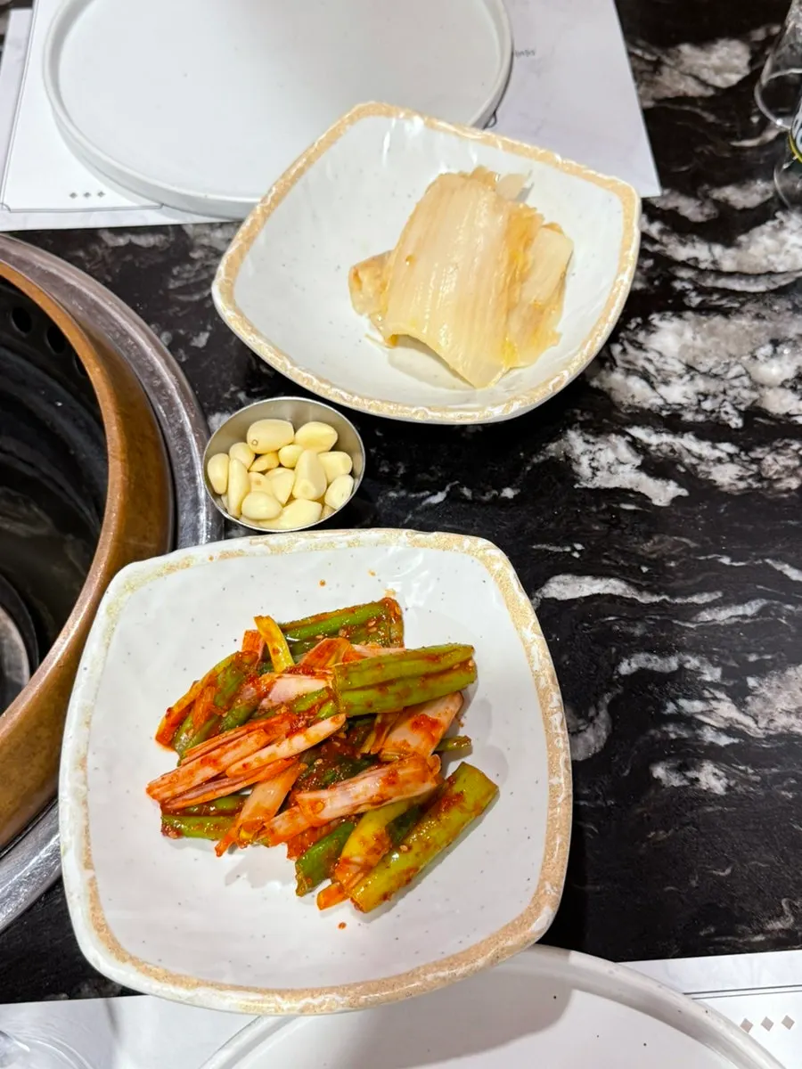 白キムチとパキムチ、丸ごとにんにくの副菜皿