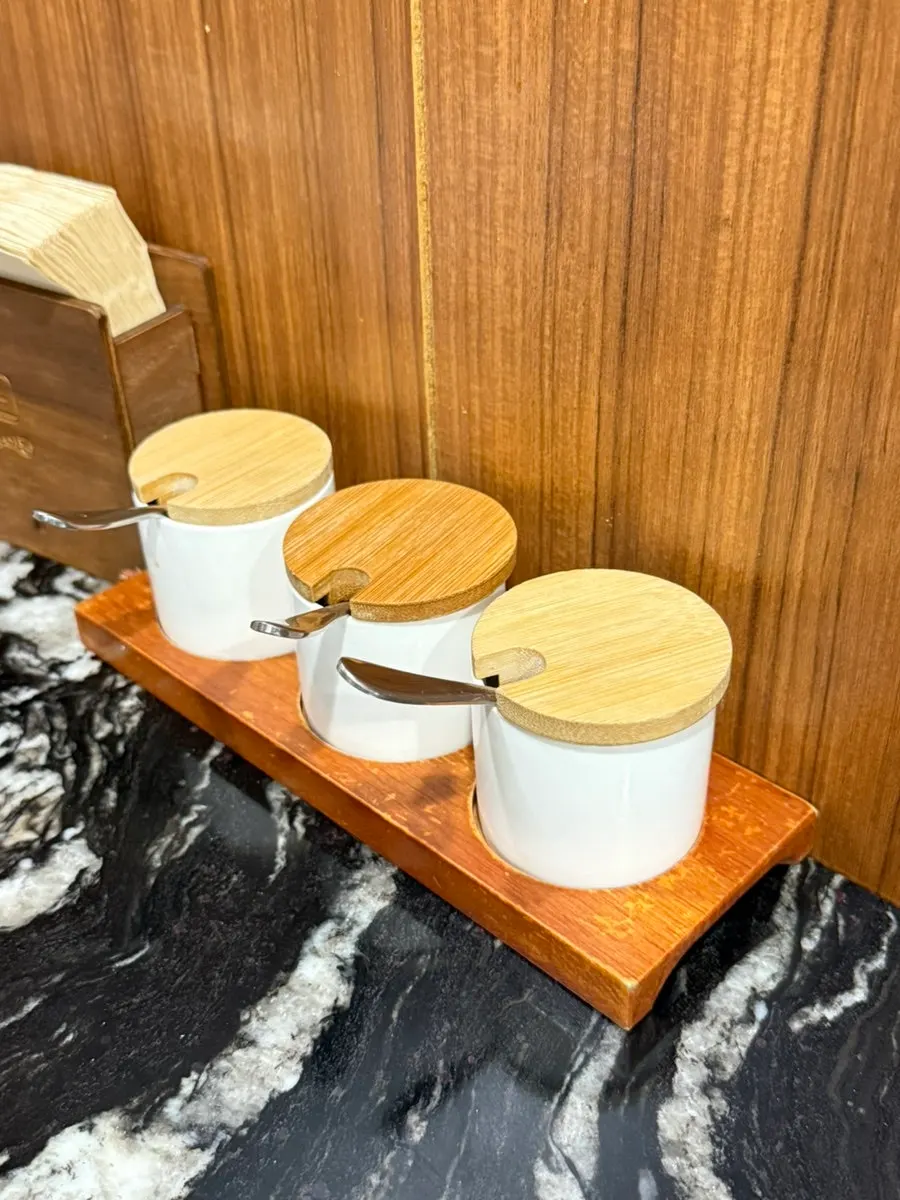 木製トレーに載った陶器のタレ容器