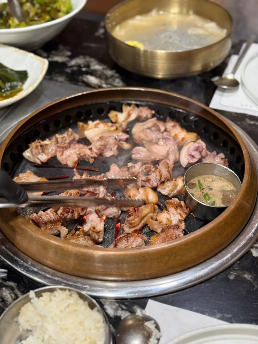 スタッフがお肉を切ってくれる様子
