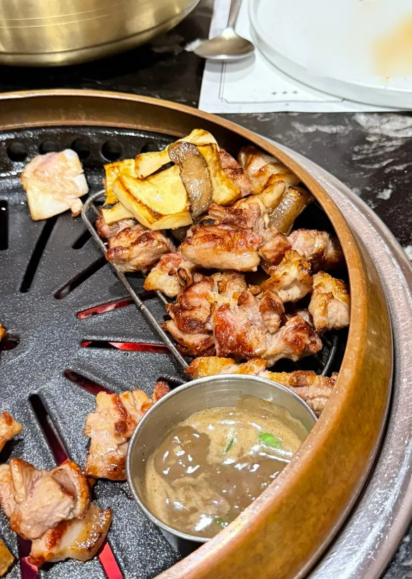 煮立ったメルジョッに付けて食べる黒豚