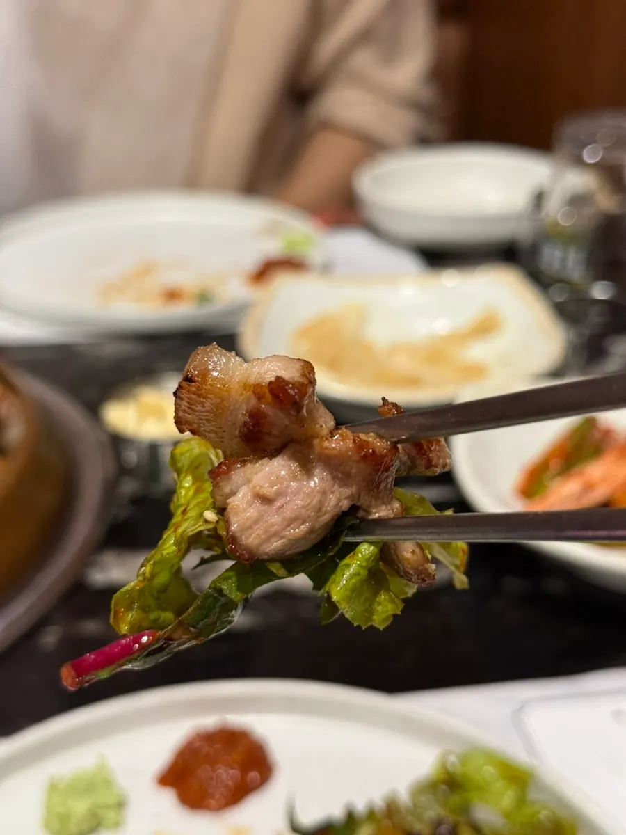 炭火の上で仕上がった近肉の焼き姿