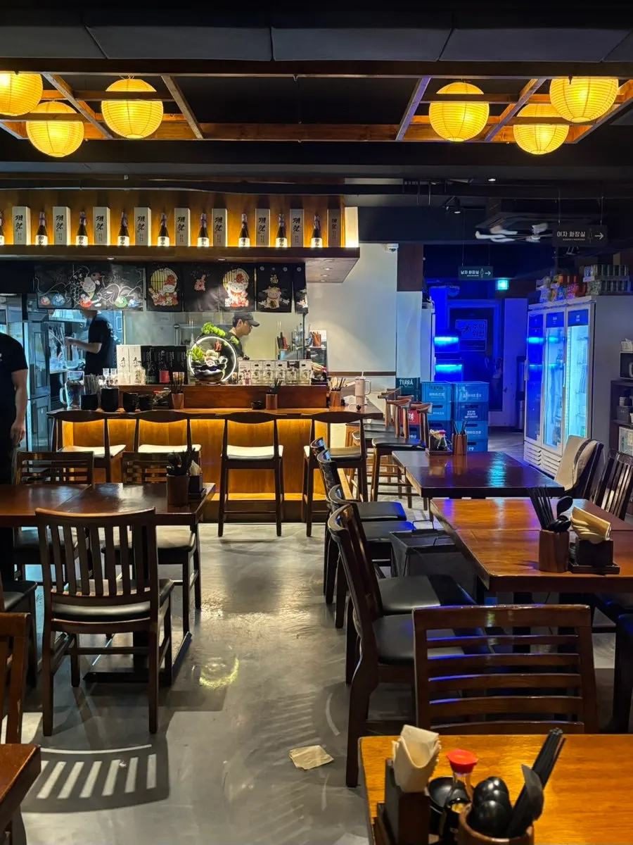 Sign directing to the 2nd floor of Bansuk Building for Izakaya Goko