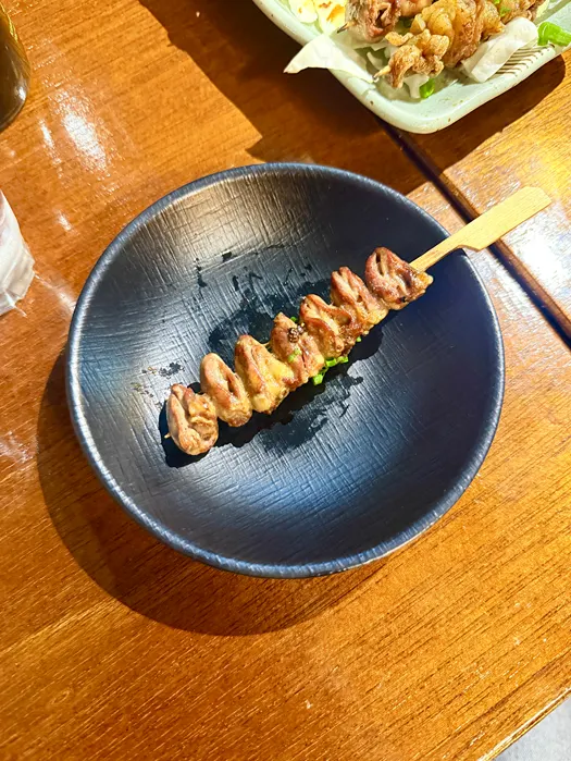 노릇하게 구워진 야키토리 한 꼬치