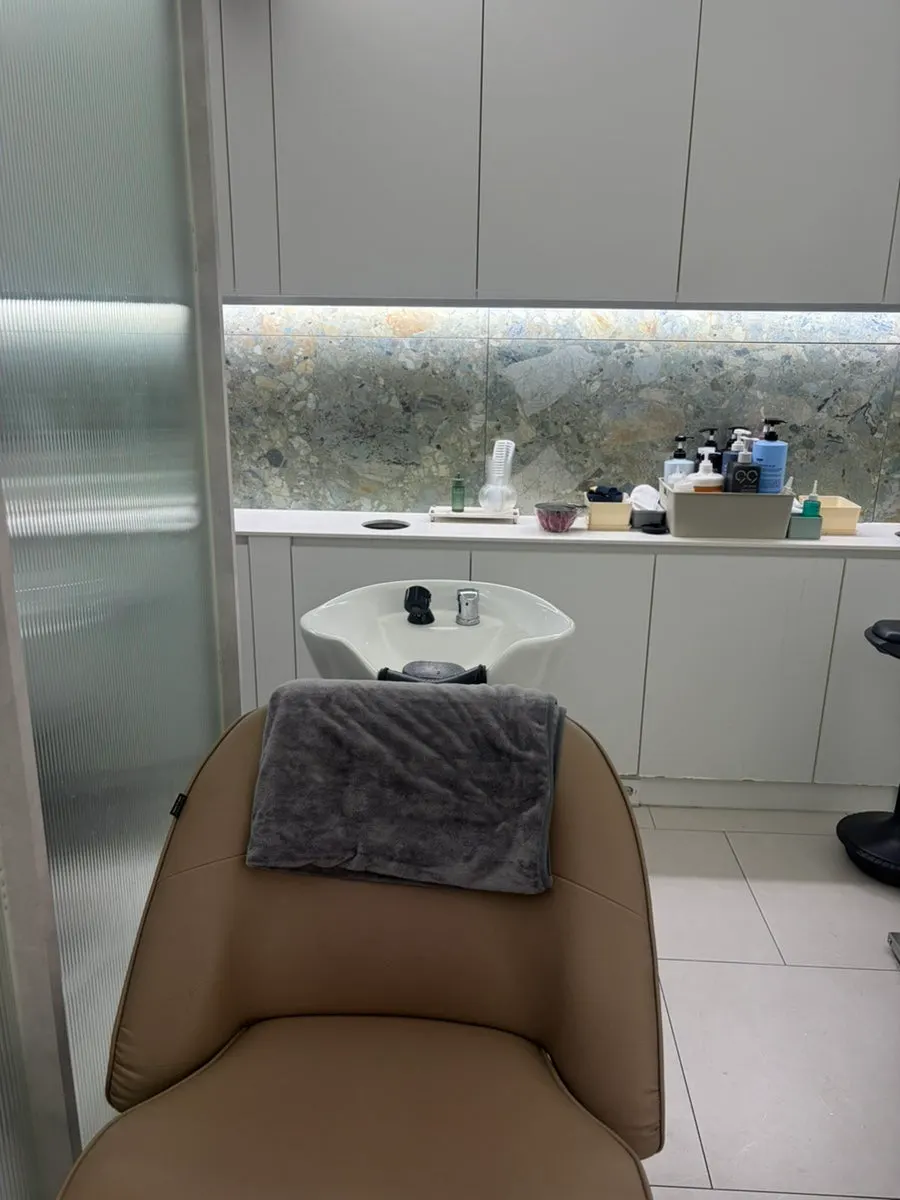 Shampoo process before the clinic treatment