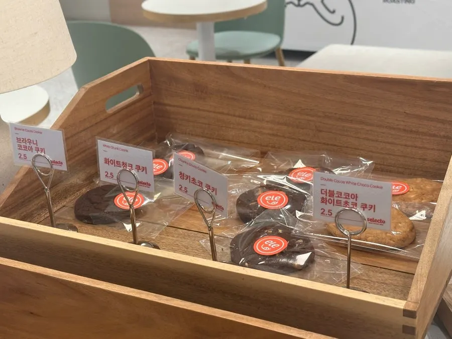 연어샌드위치와 커피 조합