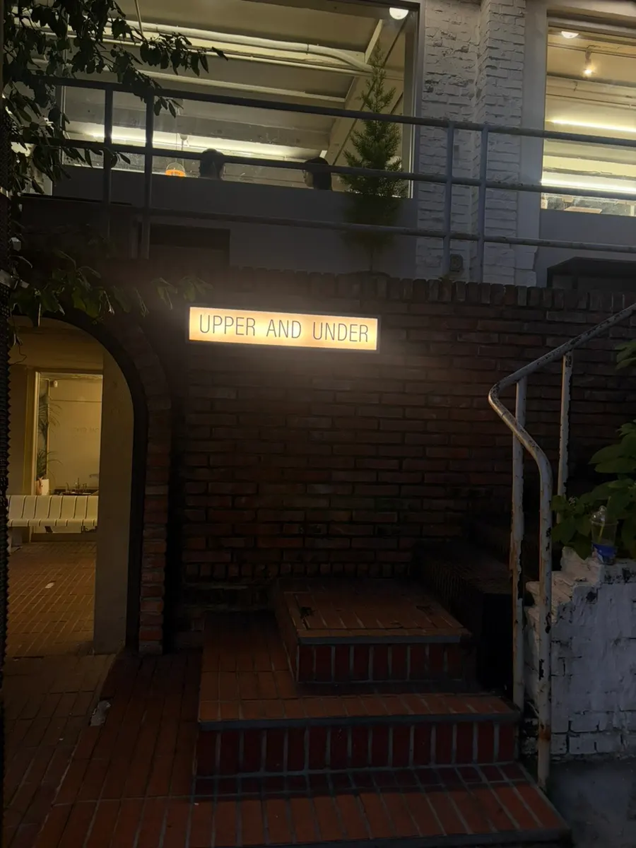 강남 대형 카페 어퍼앤언더 방문 공간