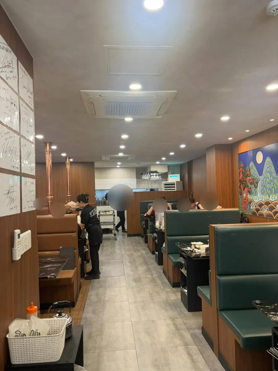 매장 안 숙성고와 와인 냉장고