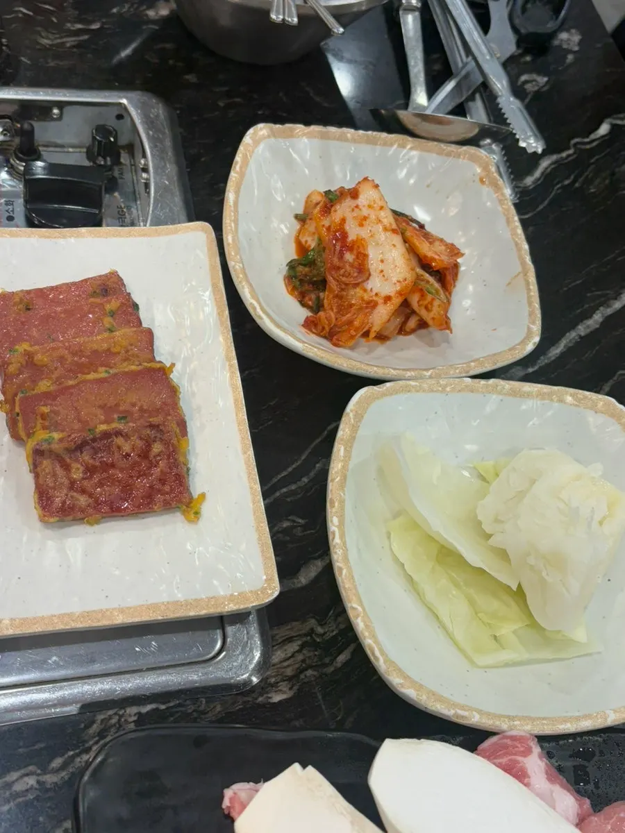 김치찌개와 함께 차려진 점심 상