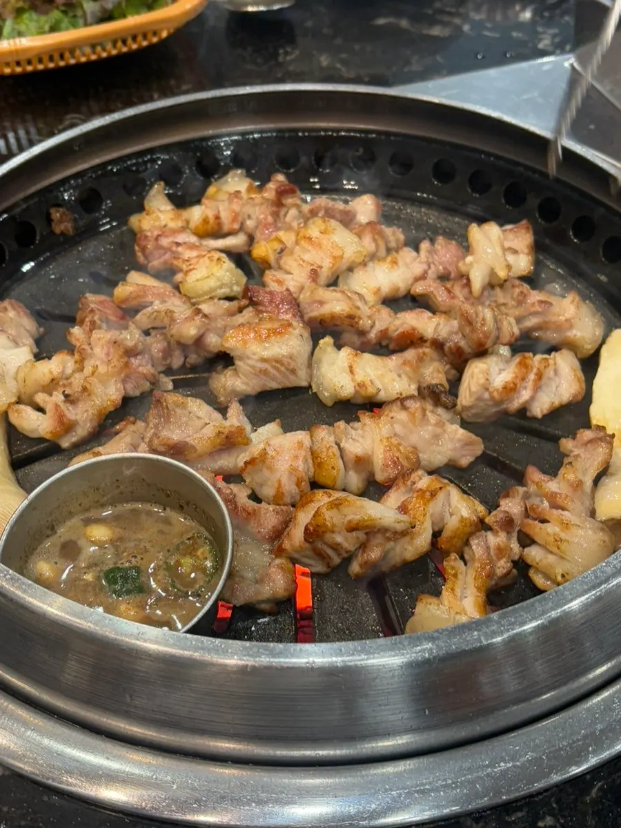 불판 위에서 노릇하게 구워지는 오겹살