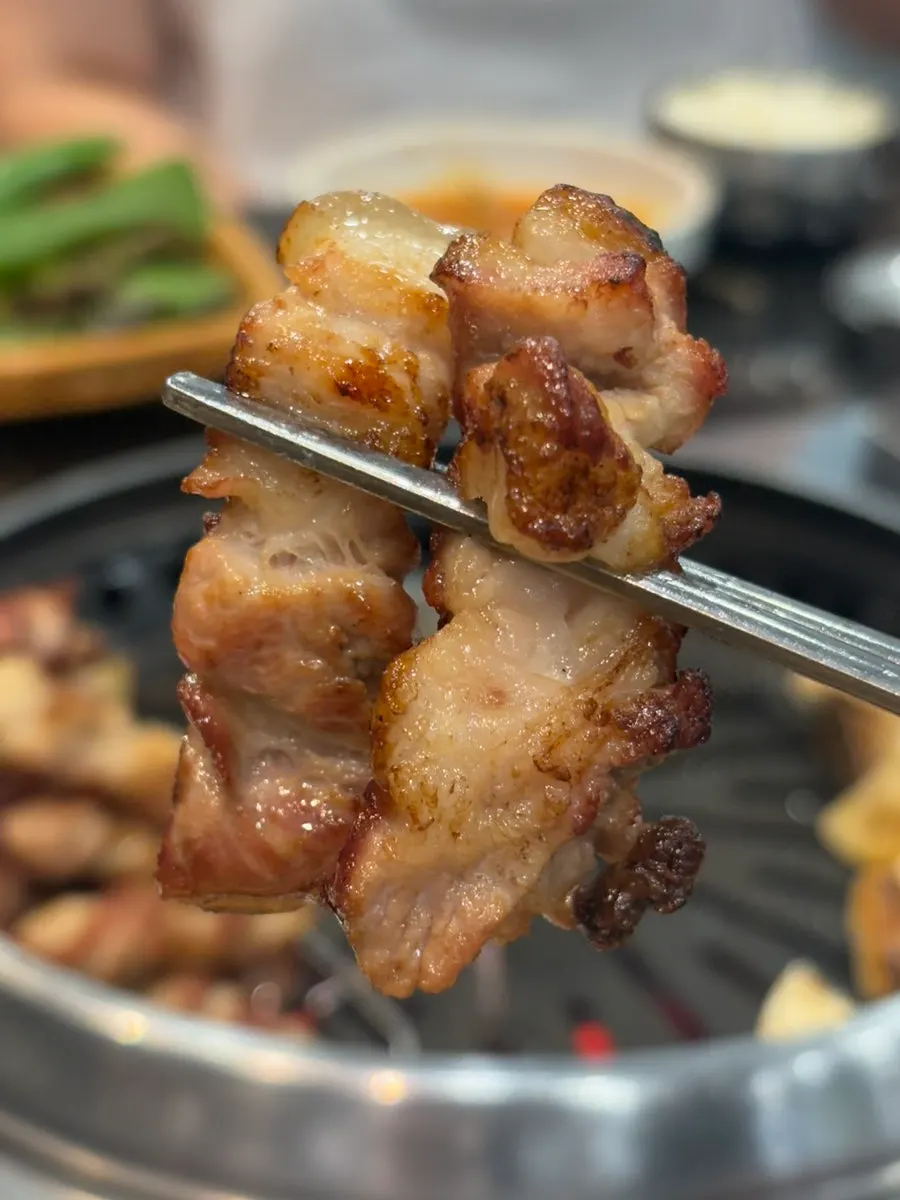 한쪽에 쌓아둔 다 구운 오겹살