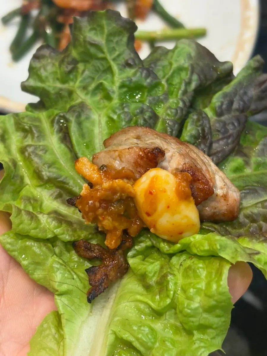갓 구운 오겹살 한 점