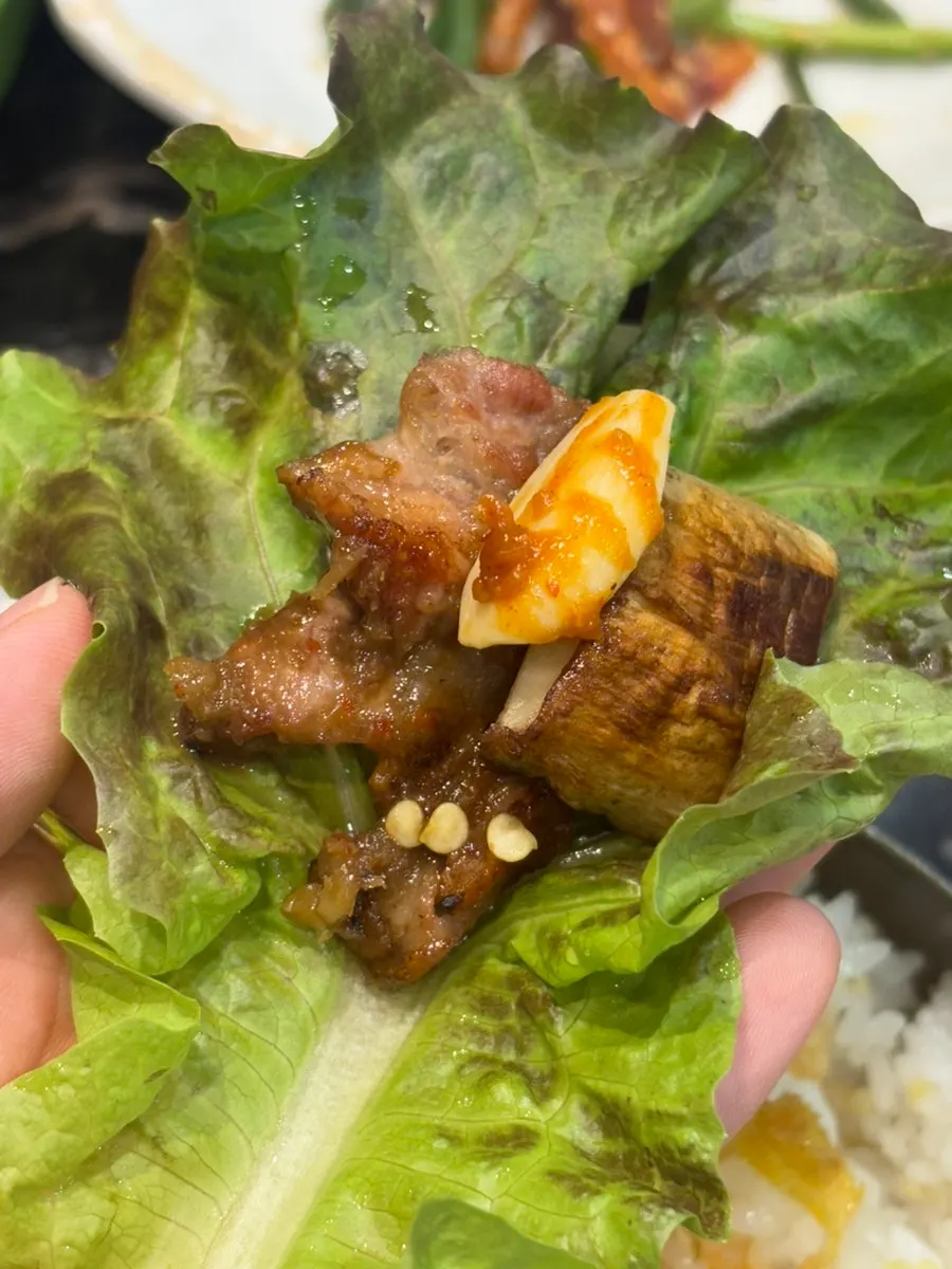 마늘과 쌈채소에 올린 오겹살