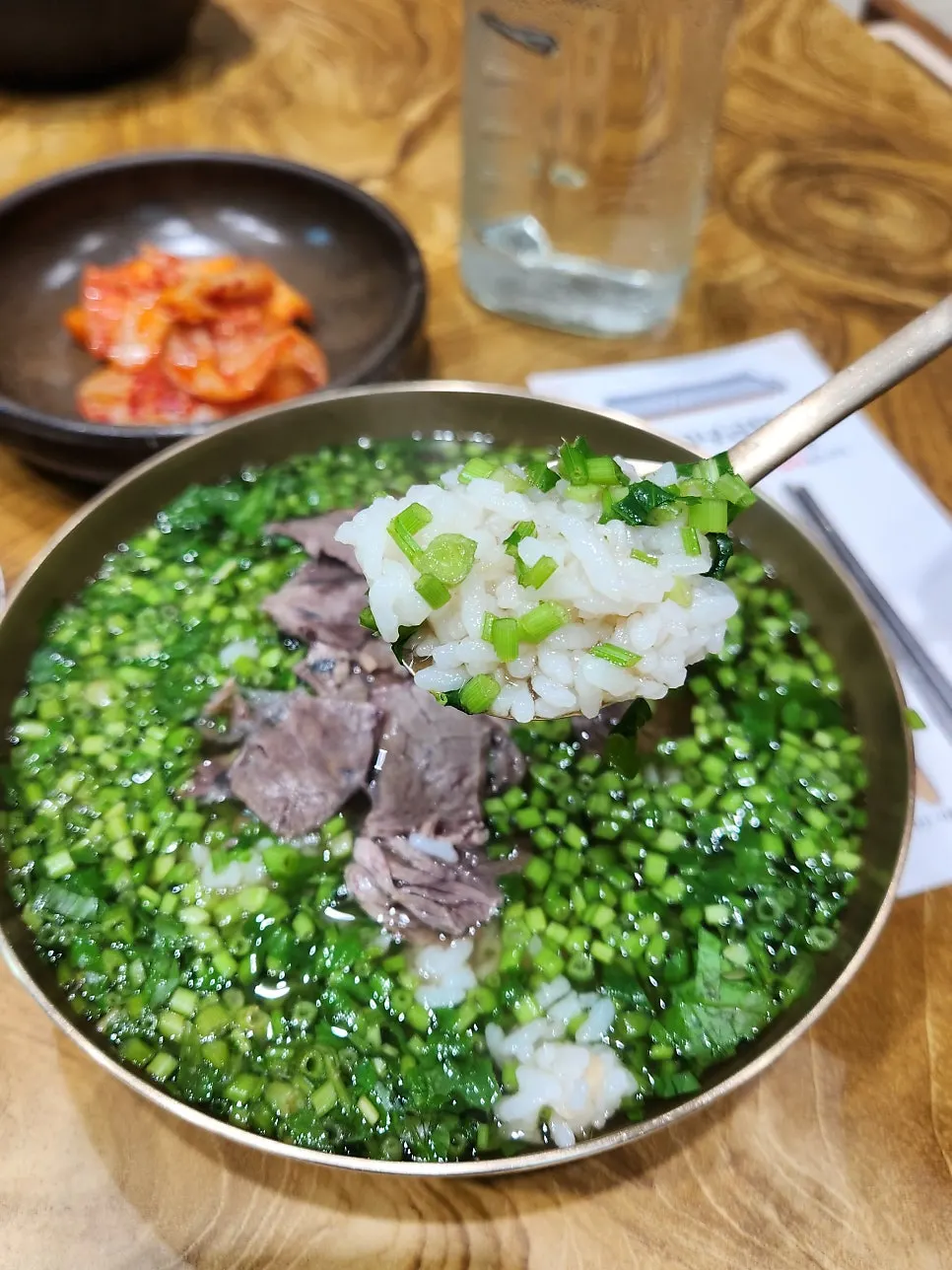 토렴식 밥이 담긴 미나리곰탕