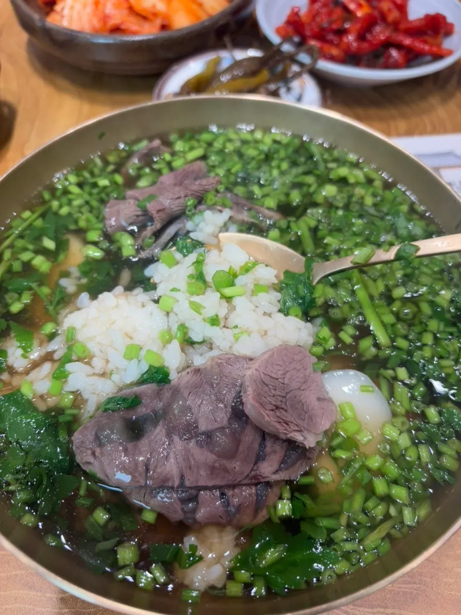 A fragrant minari gomtang set meal