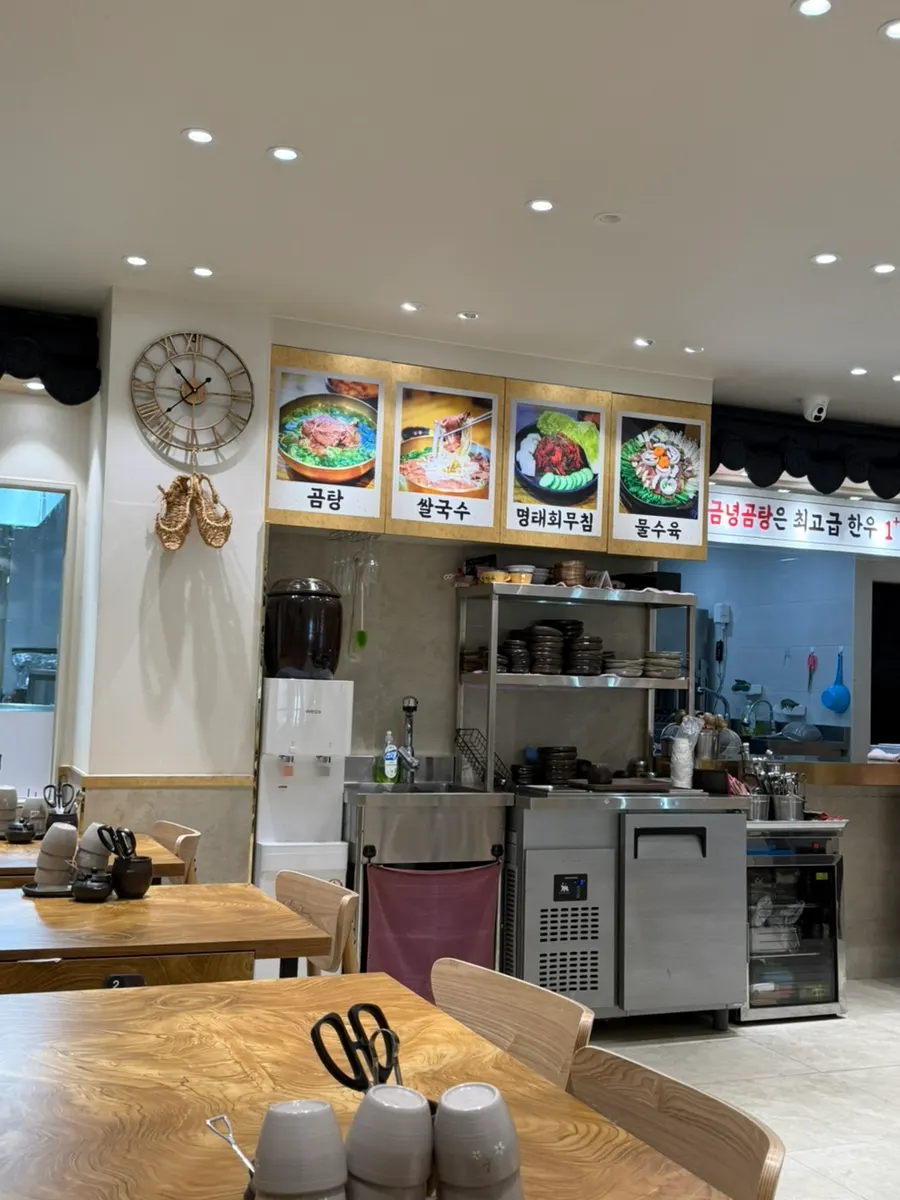 Interior of the gomtang restaurant near Sinnonhyeon Station