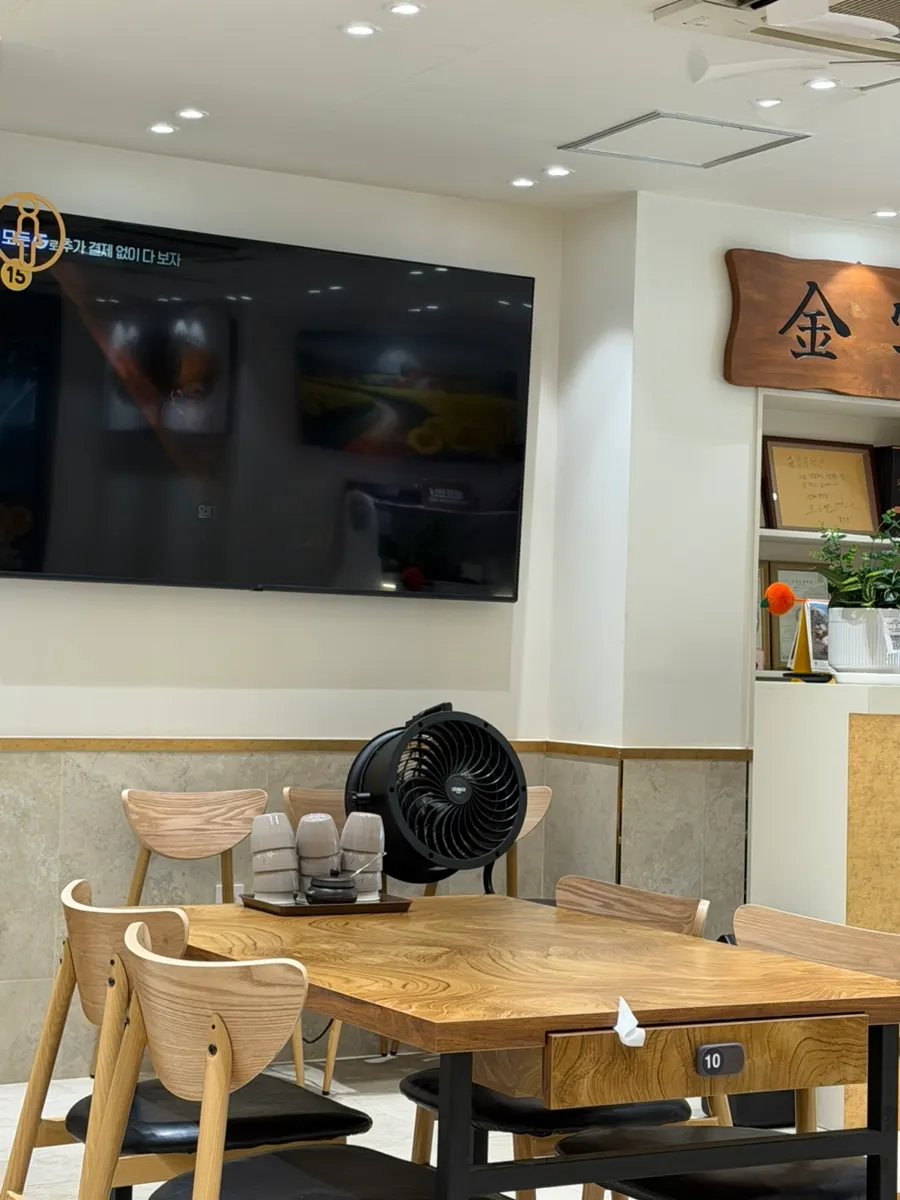 Dining area at Geumnyeong Gomtang near Sinnonhyeon Station