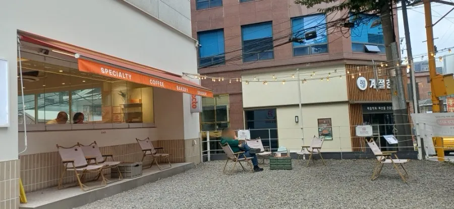 Outdoor terrace with gravel floor and camping chairs