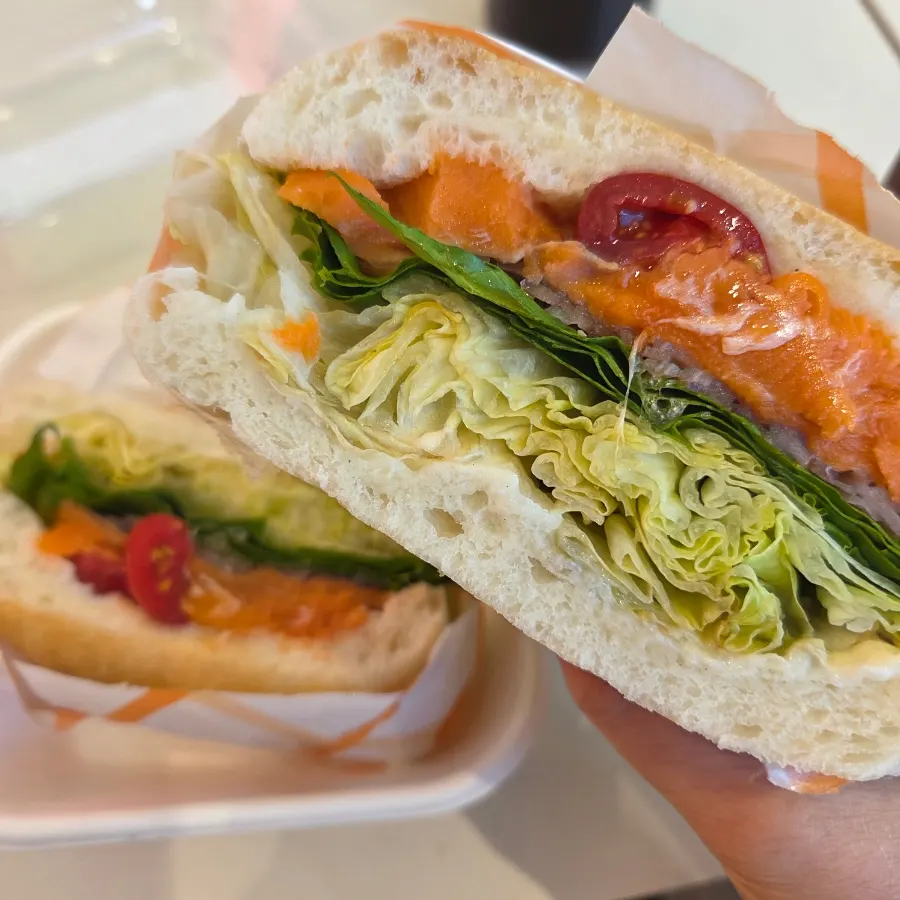Sandwich filled with smoked salmon and vegetables