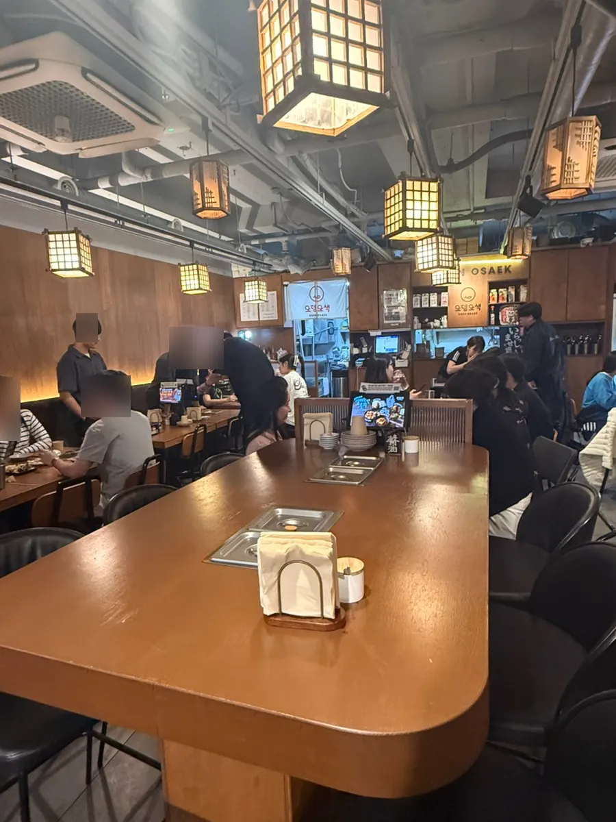 Sign for the ₩2,900 Cass draft beer happy hour event