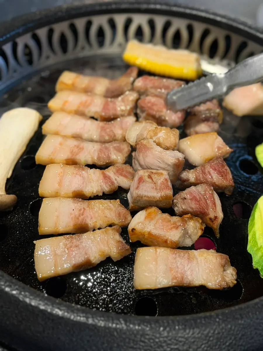 산솔 신논현점 숙성 돼지고기 접시
