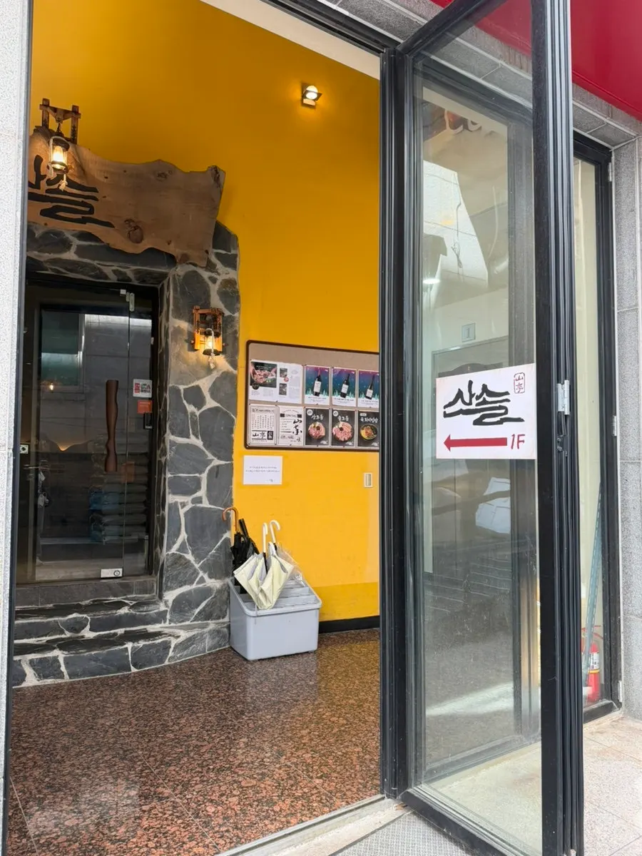 깔끔한 컨셉의 고기집 내부 테이블