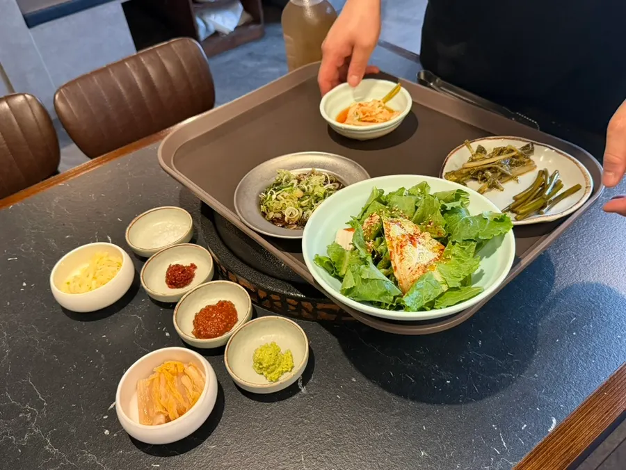 청어알과 명란와사비 등 밑반찬 상차림
