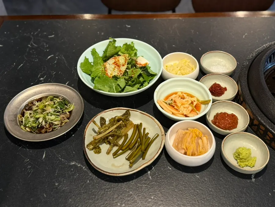 여러 종류로 깔린 고기집 밑반찬
