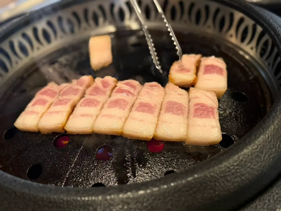 불판에 올려진 삼겹살과 목살