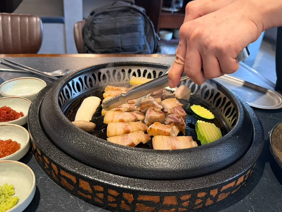 노릇하게 구워진 두툼한 삼겹살