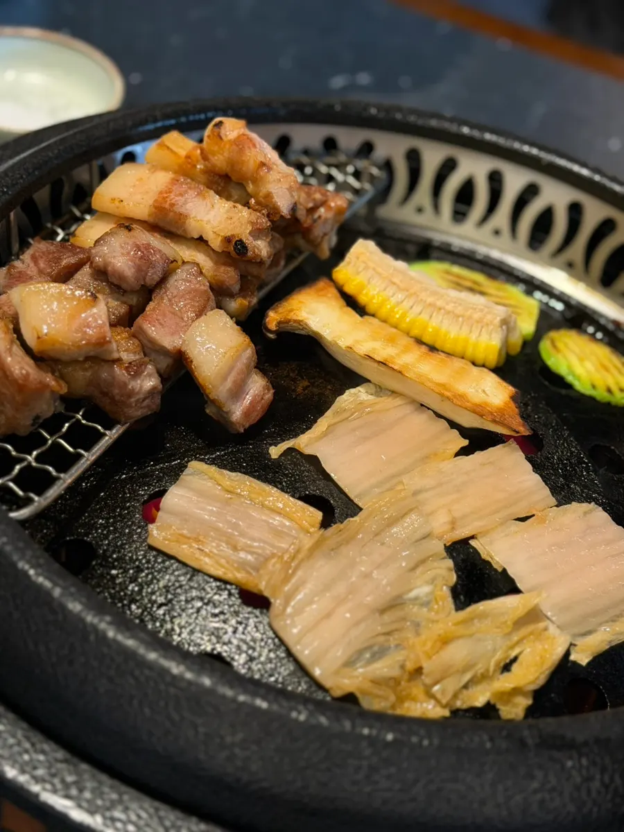 열무 장아찌와 파육장을 올린 목살