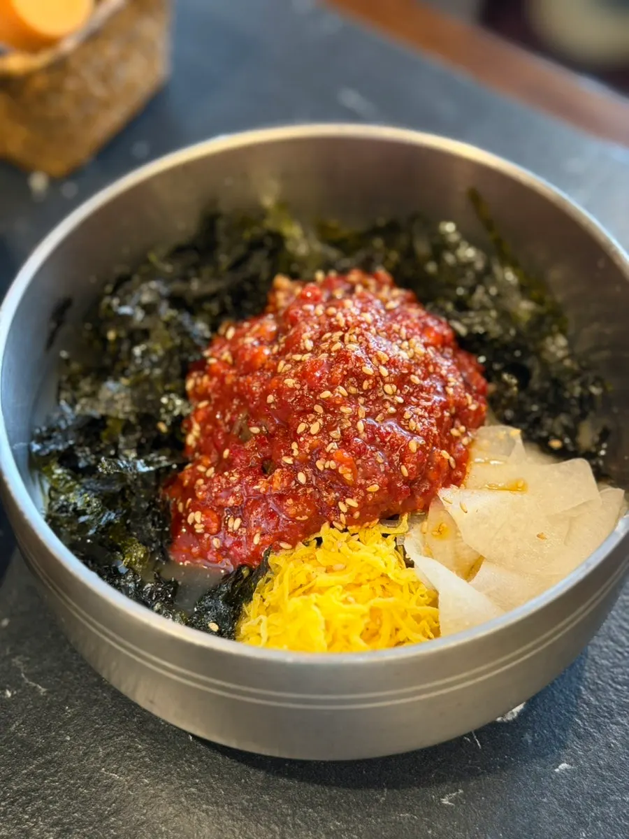 지단과 김가루 올린 강원도막국수