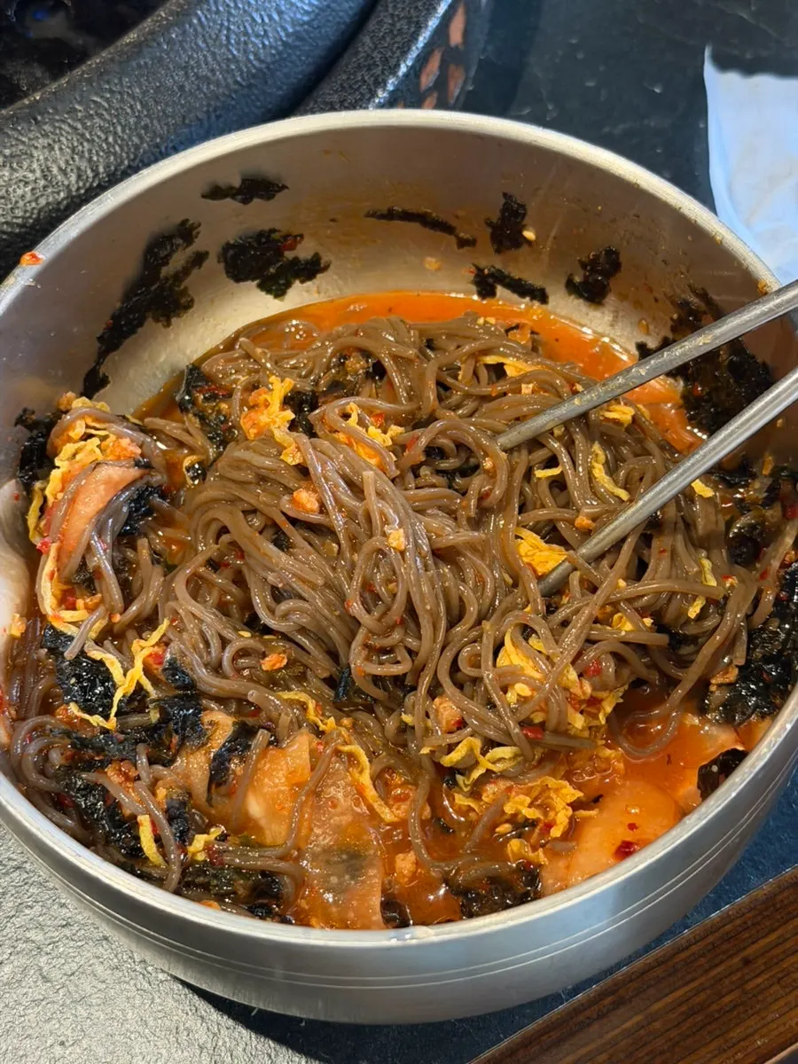 설탕 한 스푼 넣어 비빈 막국수