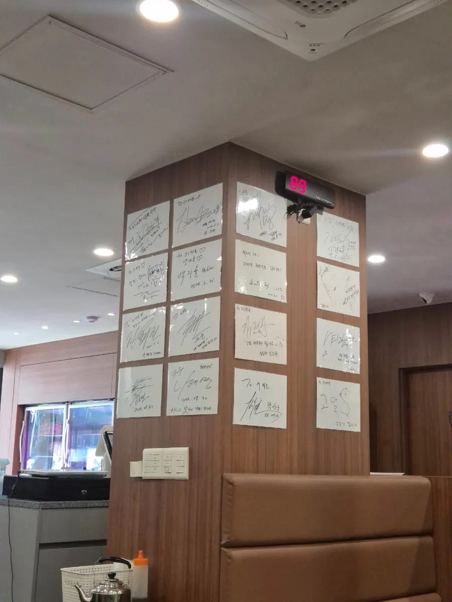Wall with traces of celebrity visits at the restaurant