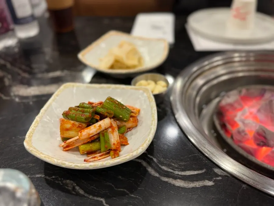 매장 내부 좌석과 불판 테이블