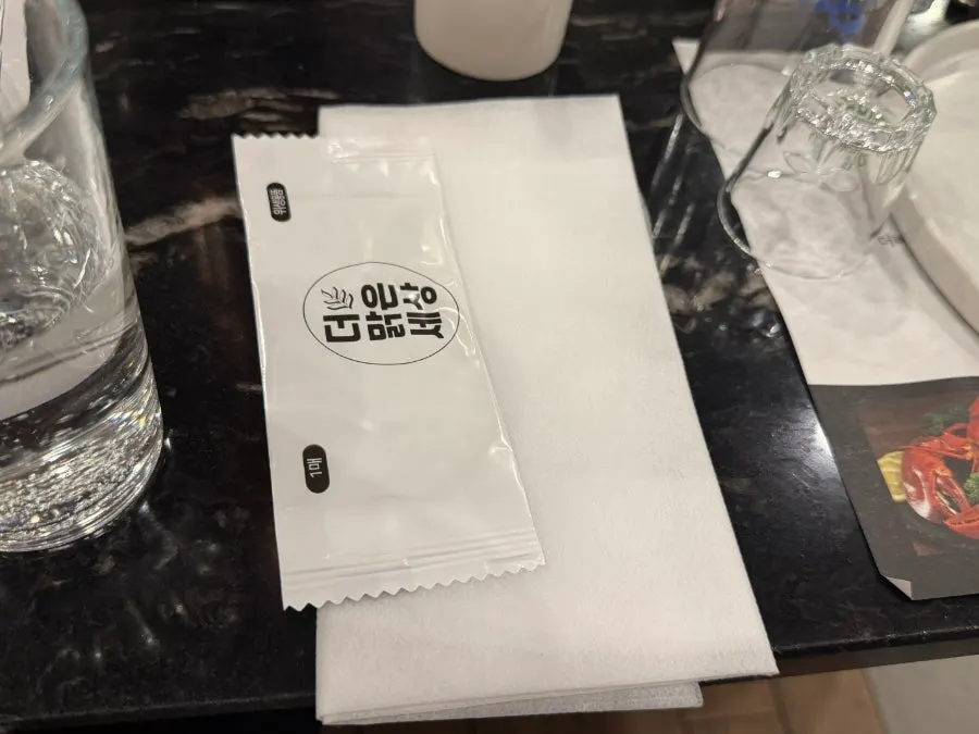 소고기와 돼지고기 메뉴가 적힌 안내