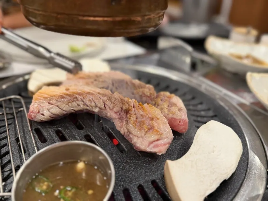 노릇하게 익은 칼집 돼지고기