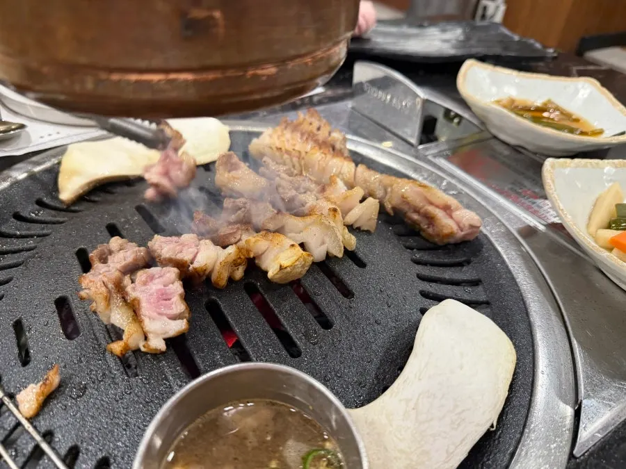불판에서 익어가는 고기 단면