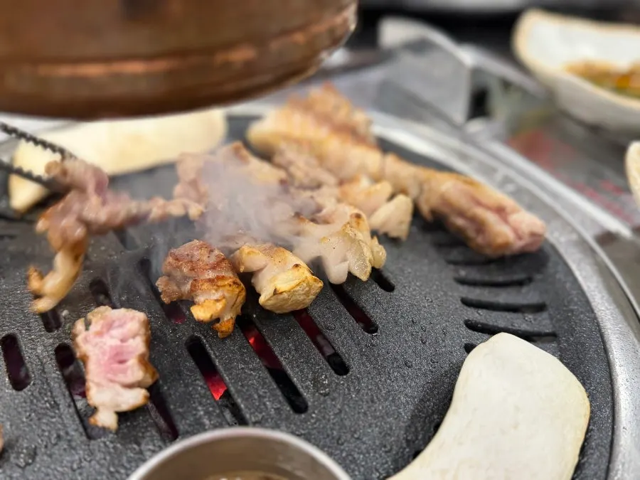 멜젓에 찍어 먹는 돼지고기