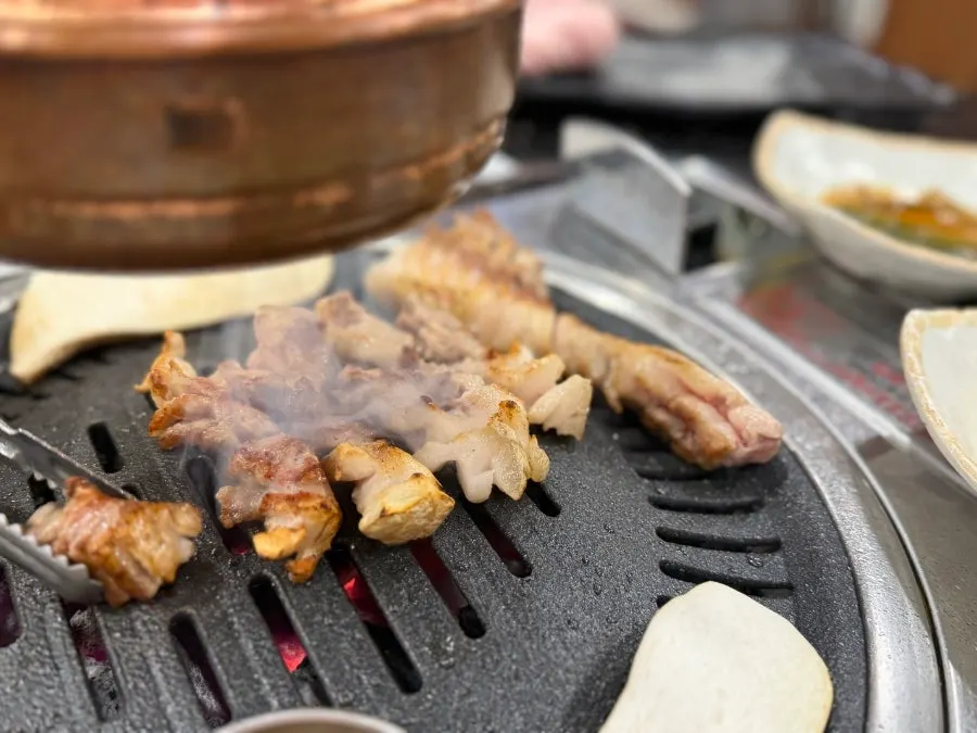 쌈과 함께 차려진 고기 한 상