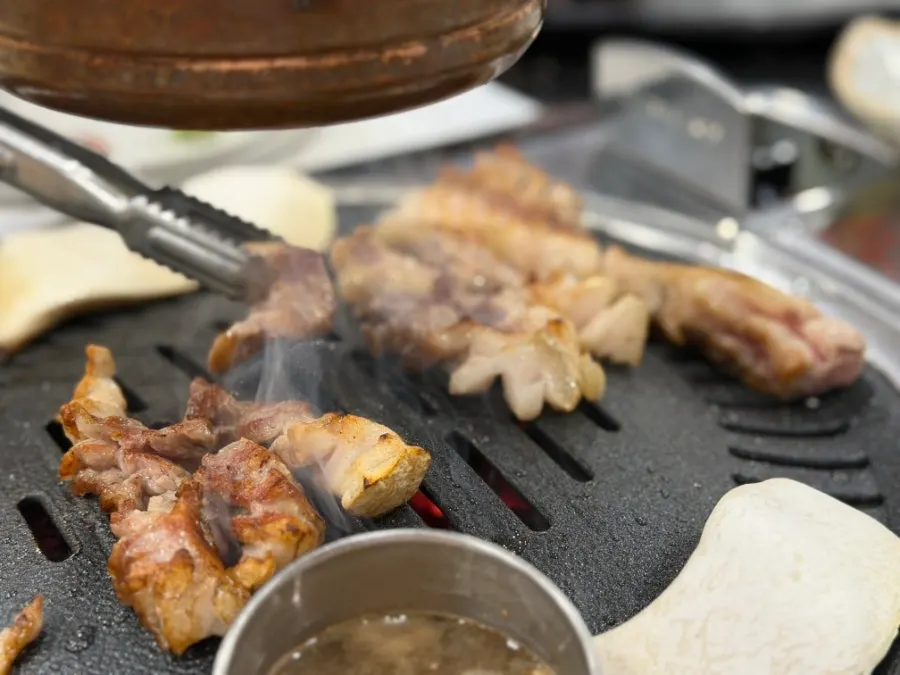 소금 찍어 먹는 고기 한 점