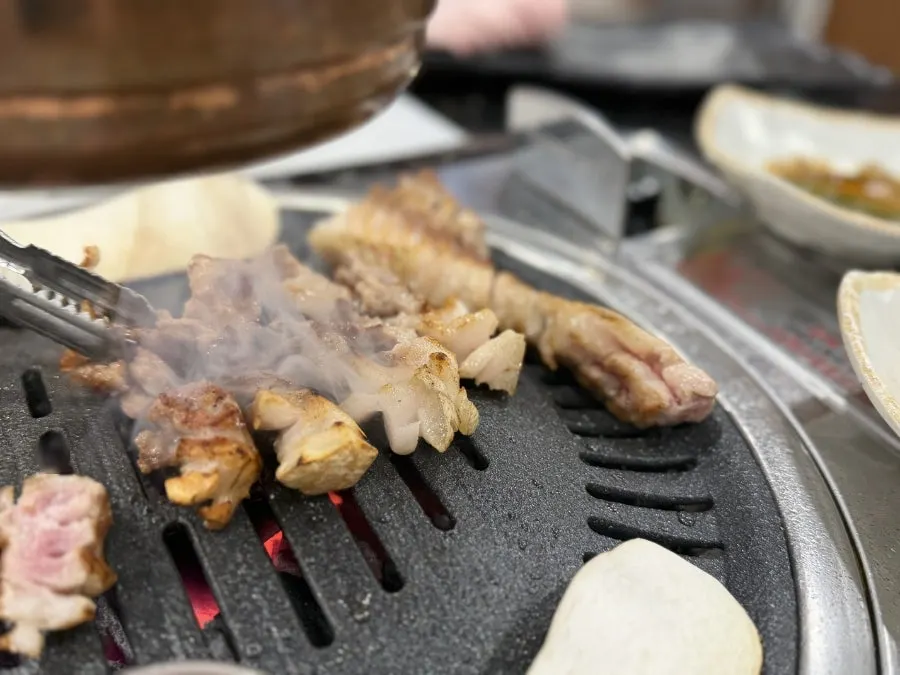 잘 익은 고기와 곁들임 반찬