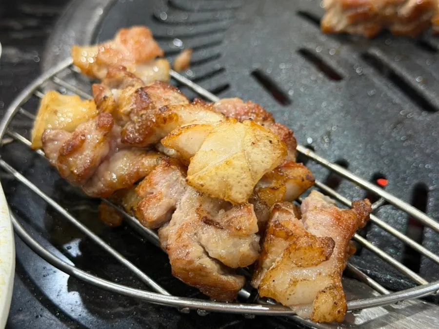 돼지고기 칼집 사이로 익은 표면