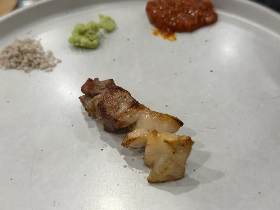 저녁 식사 중인 고기집 테이블