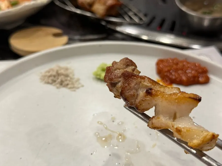 먹기 좋게 잘린 고기 조각들