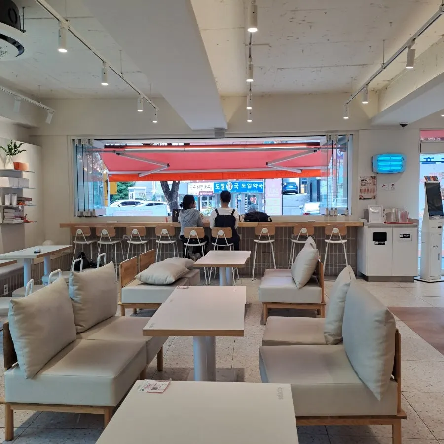통창 바 테이블과 소파 좌석