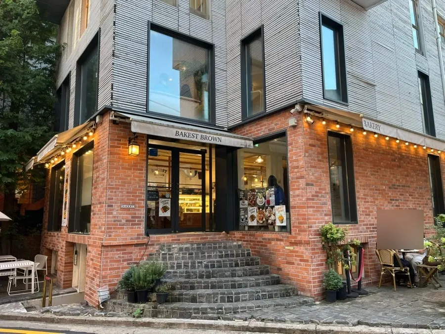 신논현역 베이커리 카페 방문 장면