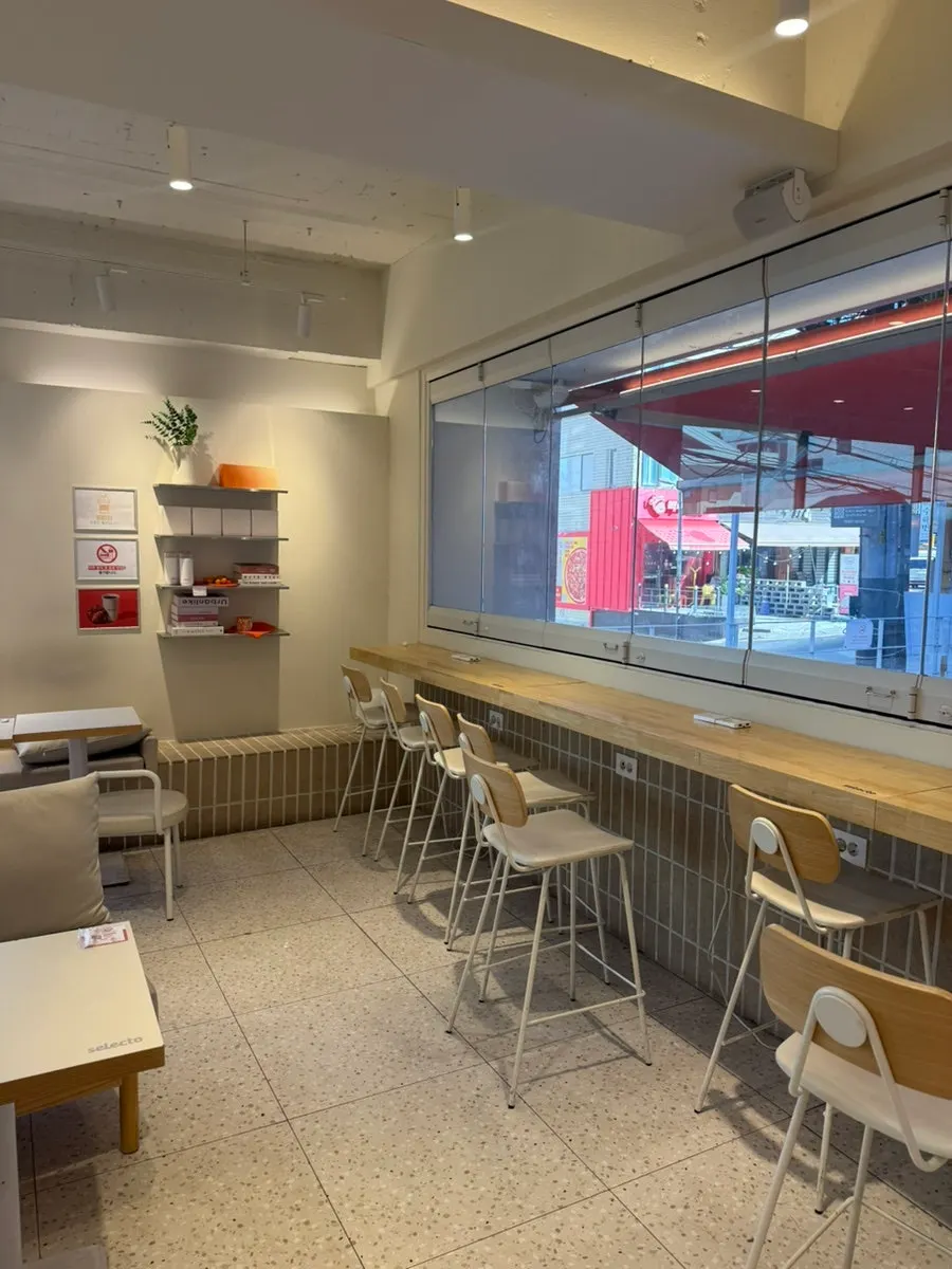 Interior of Selecto Coffee Sinnonhyeon Branch