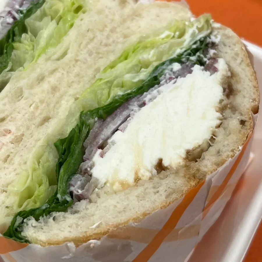 Sandwich with vegetables and ricotta cheese