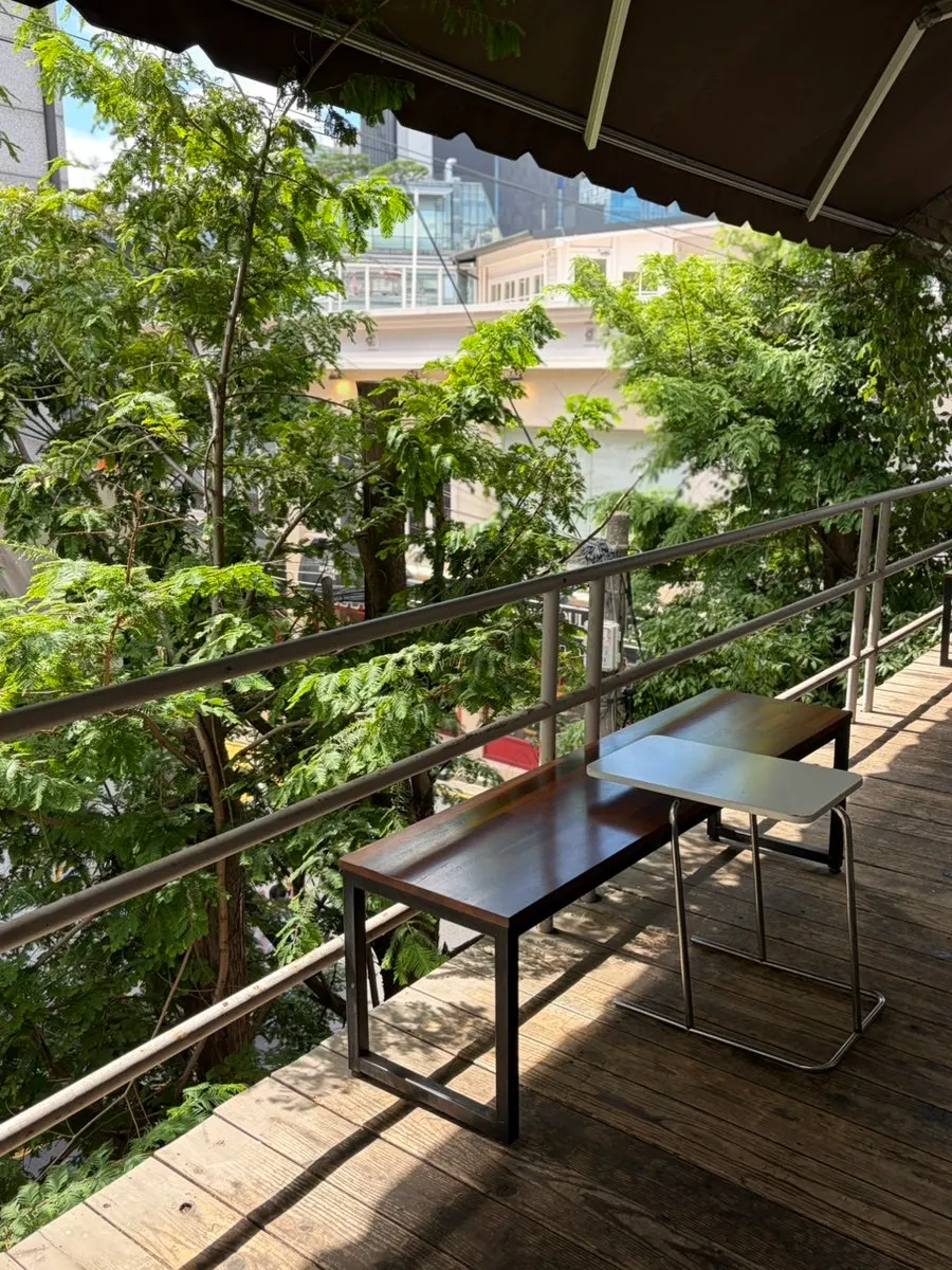 Tempat duduk di Upper and Under