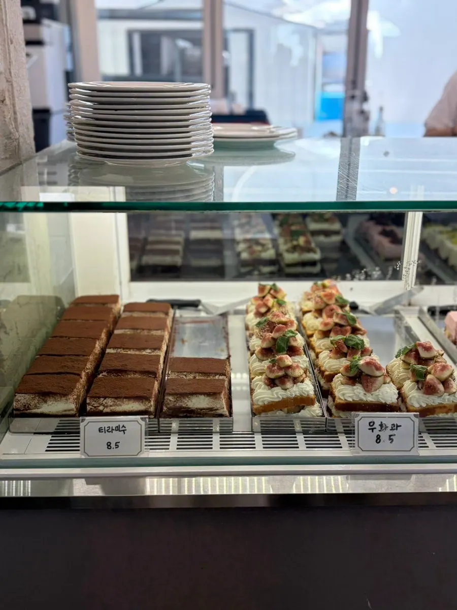 Pameran kek Upper and Under